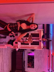 Mooie Meesteres op zoek naar een nieuwe slavin