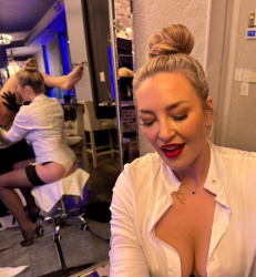 Ik ben op zoek naar een onderdanige die aan mijn voeten ligt. Mij gehoorzamen is noodzakelijk en verplicht.